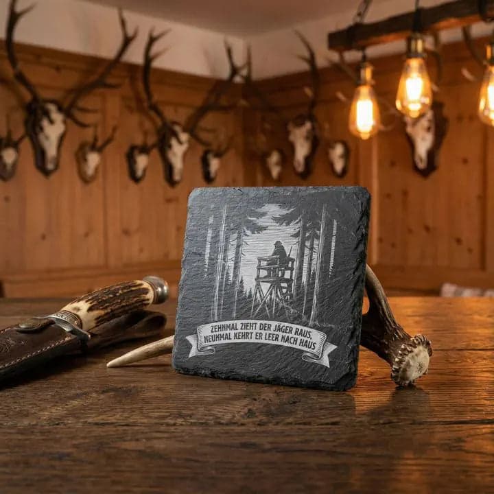 Schieferuntersetzer Jäger Spruch "Zehnmal..." – Hochsitz in Verwendung