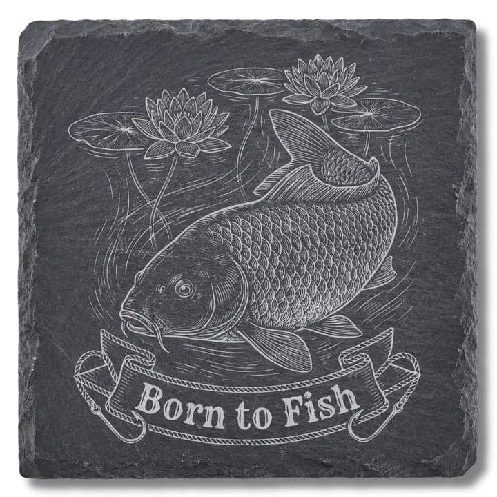 Schieferuntersetzer Karpfen „Born to Fish“ – Angler Geschenk