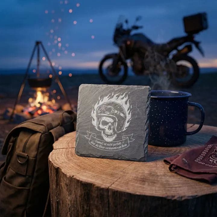 Schieferuntersetzer Biker Spruch Totenkopf – Geschenk Motorrad in Verwendung