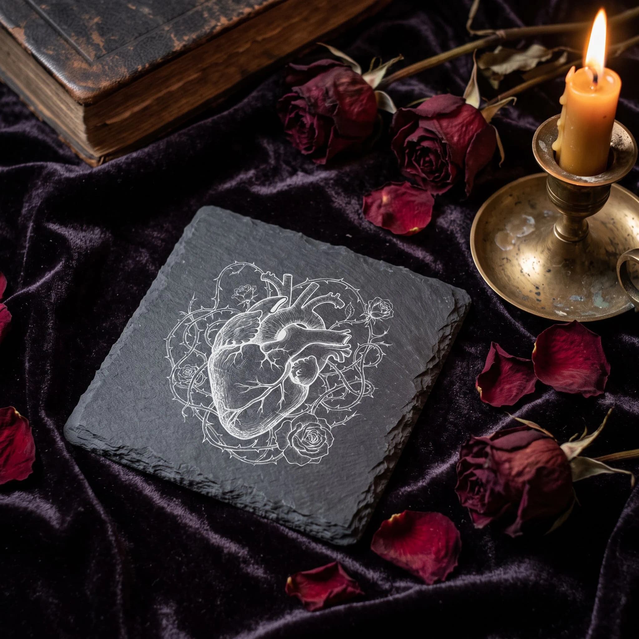 Gothic Geschenk – Anatomisches Herz mit Dornen, Schiefer in Verwendung