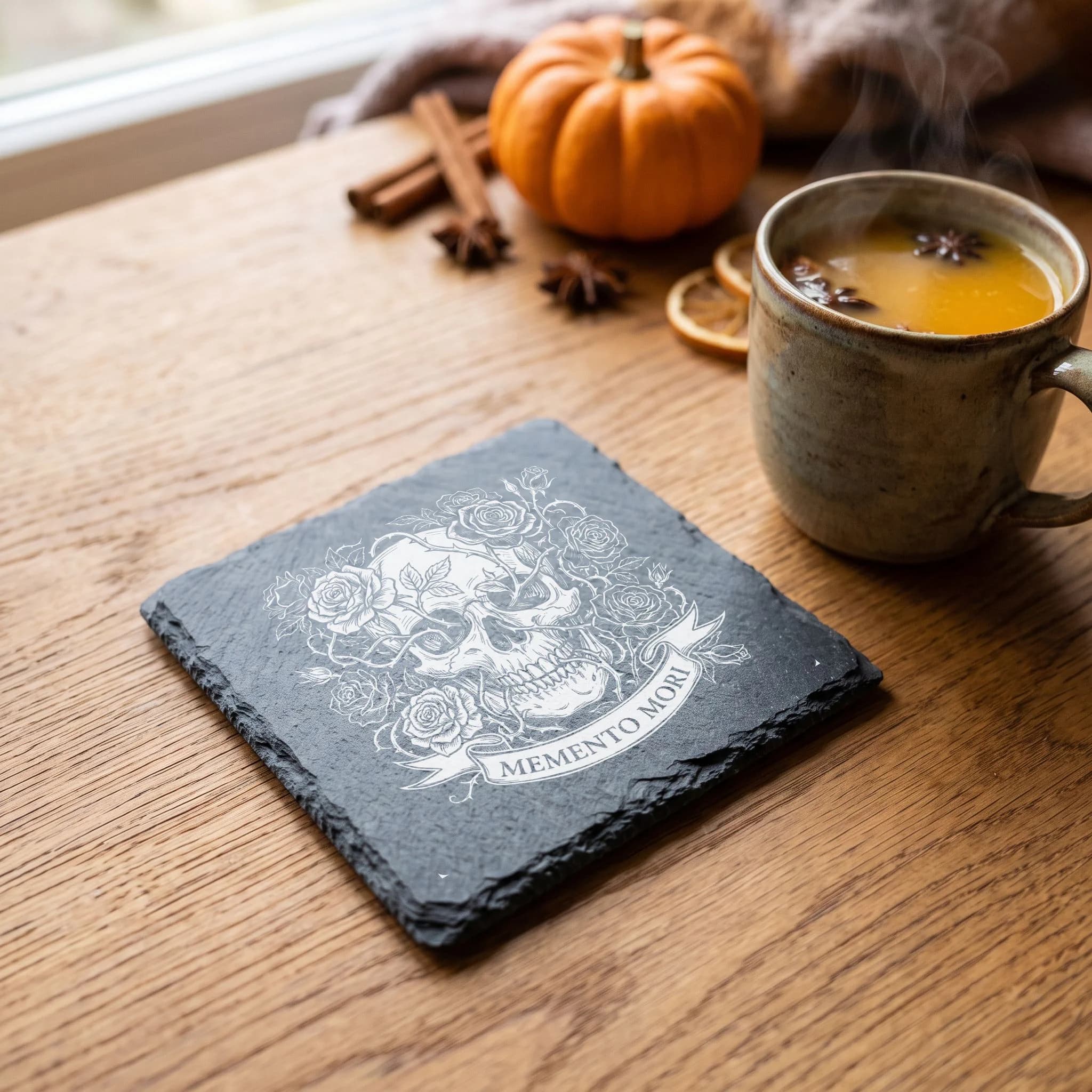Memento Mori Schieferuntersetzer – Schädel & Rosen Gravur in Verwendung