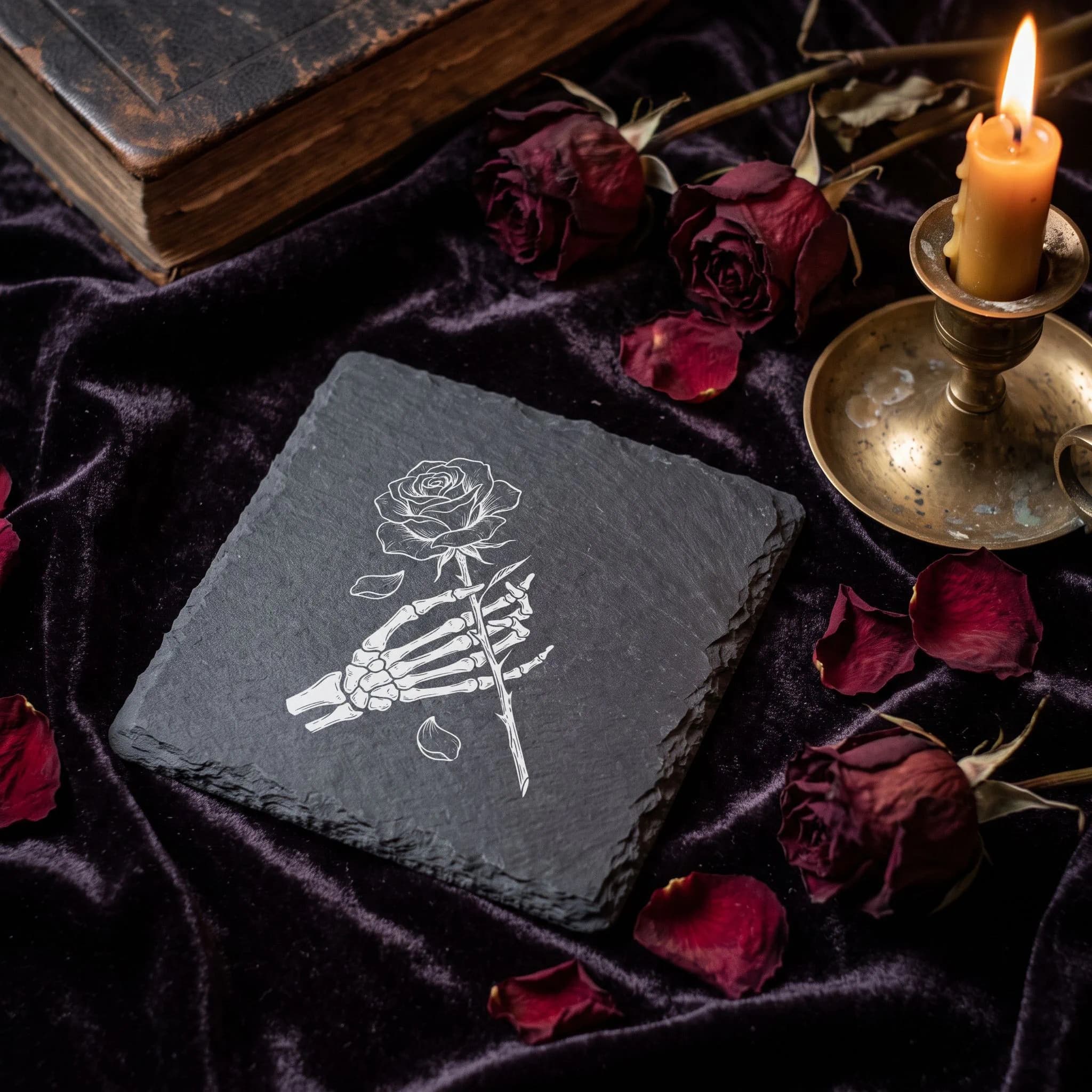 Gothic Geschenk – Skeletthand mit Rose auf Schiefer in Verwendung