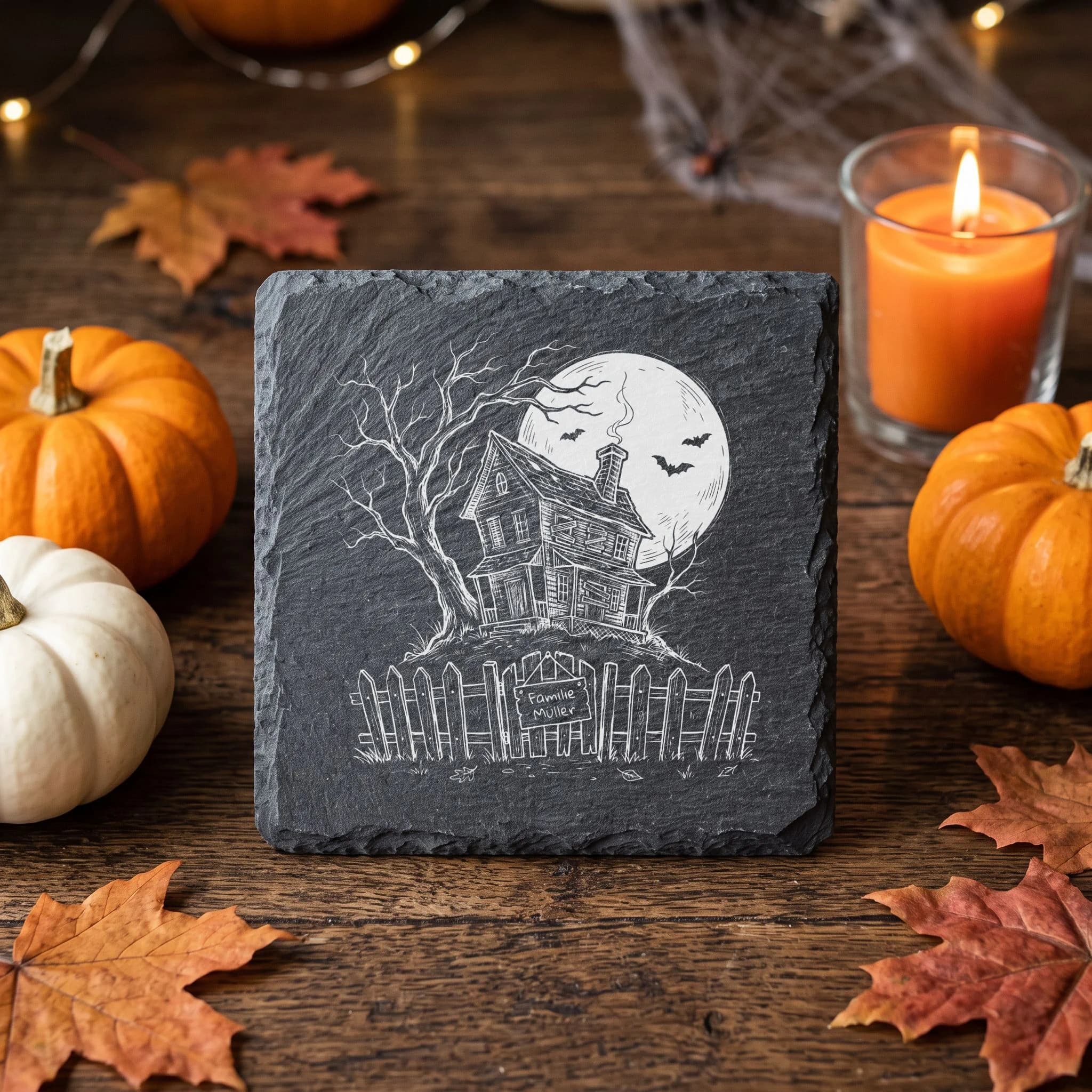 Halloween Spukhaus Untersetzer aus Schiefer – mit Familiennamen in Verwendung