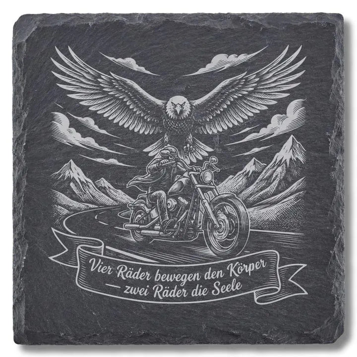 Schiefer Moment Untersetzer mit Adler-Motorrad-Gravur im Vintage-Stil auf weissem Hintergrund freigestellt