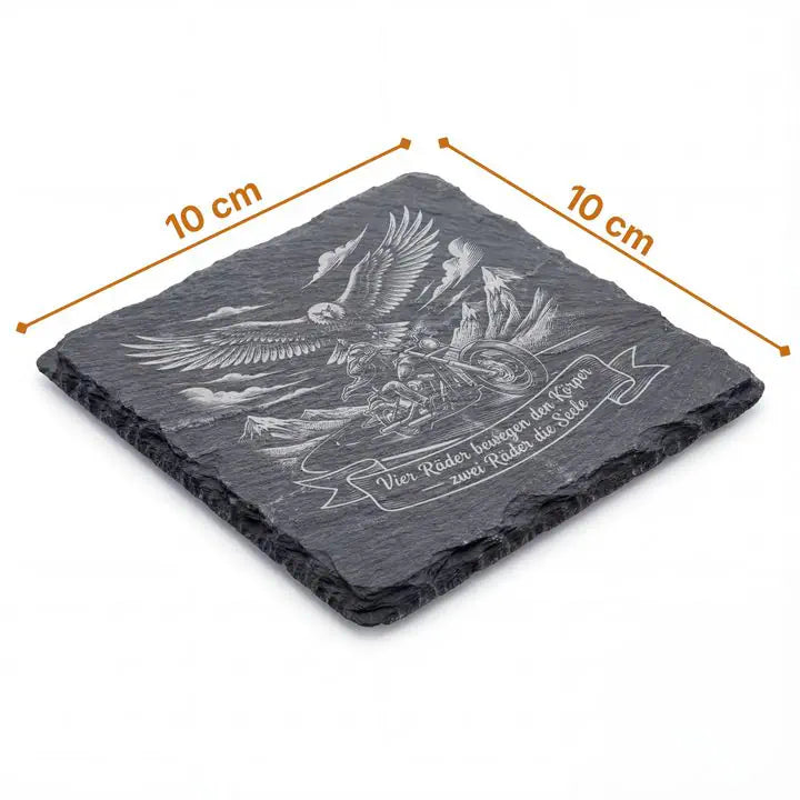 Schieferuntersetzer 10x10 cm mit Adler-Chopper-Gravur und Massangaben auf weissem Hintergrund
