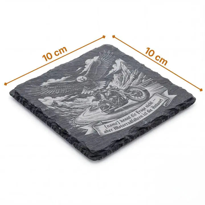 Schieferuntersetzer 10x10 cm mit Adler-Chopper-Gravur und Massangaben auf weissem Hintergrund