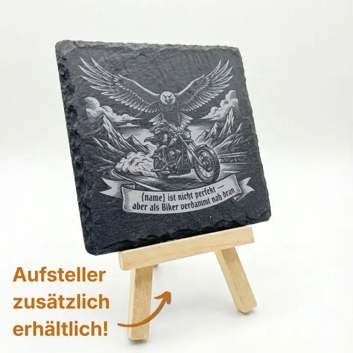 Gravierter Schieferuntersetzer mit Vintage-Biker-Motiv auf Holzstaffelei praesentiert