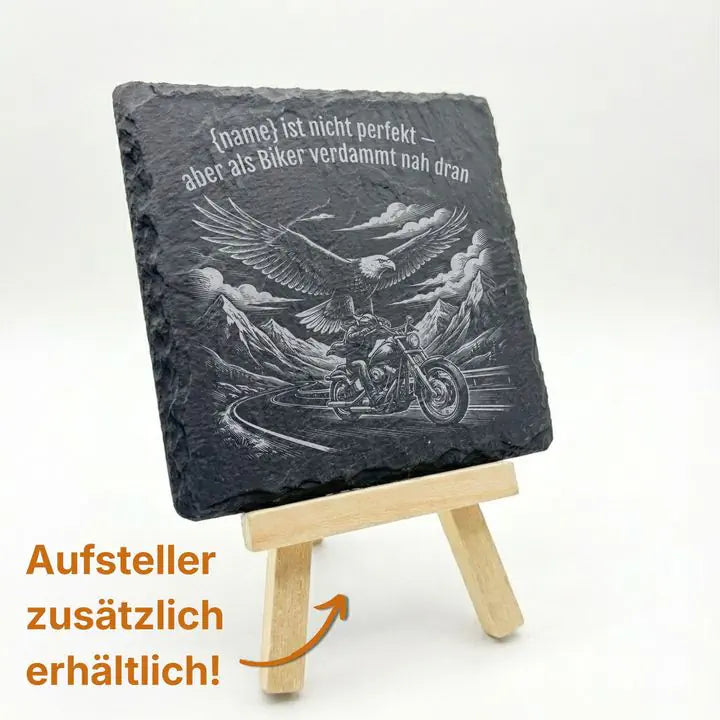 Schiefer Moment Untersetzer mit Biker-Gravur auf Holzstaffelei mit optionalem Aufsteller