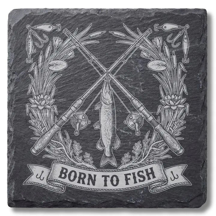 Schiefer Moment Untersetzer mit Born to Fish Angelmotiv in Vintage-Gravur auf weißem Hintergrund
