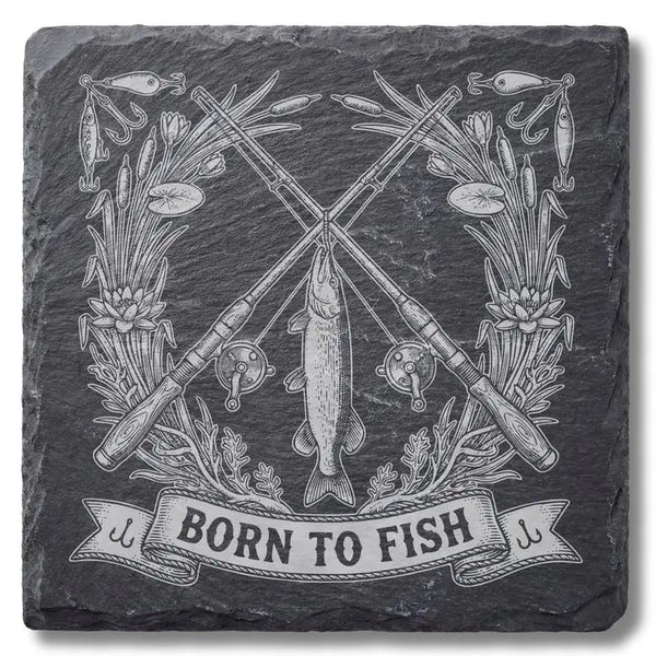 Schiefer Moment Untersetzer mit Born to Fish Angelmotiv in Vintage-Gravur auf weißem Hintergrund