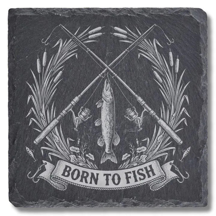 Schiefer Moment Untersetzer mit Born to Fish Angelmotiv in Vintage-Gravur auf weißem Hintergrund