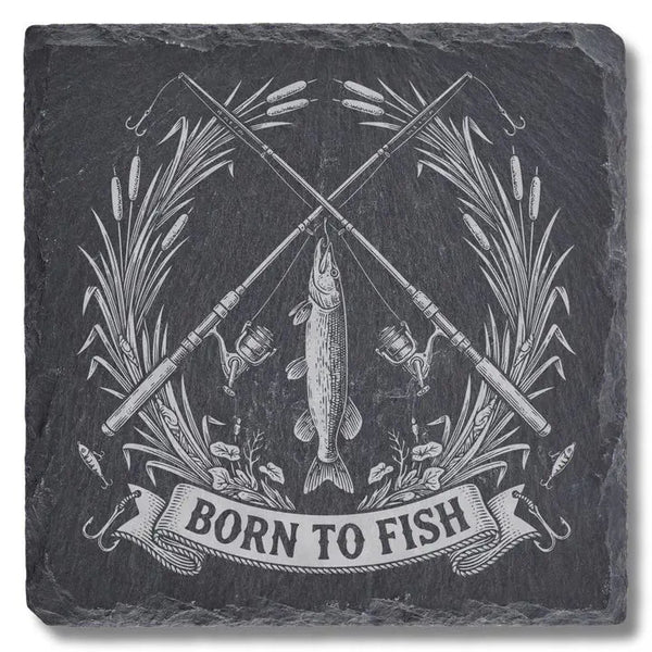 Schiefer Moment Untersetzer mit Born to Fish Angelmotiv in Vintage-Gravur auf weißem Hintergrund