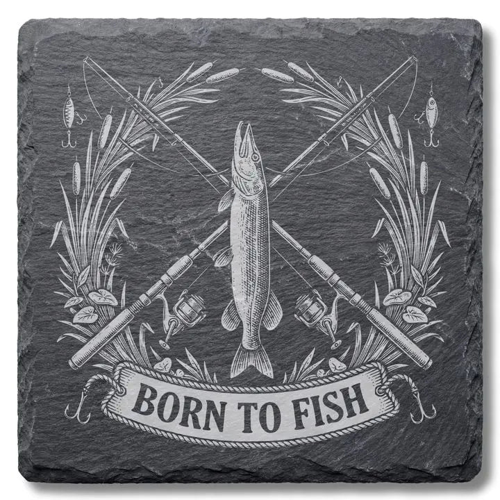 Schiefer Moment Untersetzer mit Born to Fish Angelmotiv in Vintage-Gravur auf weißem Hintergrund