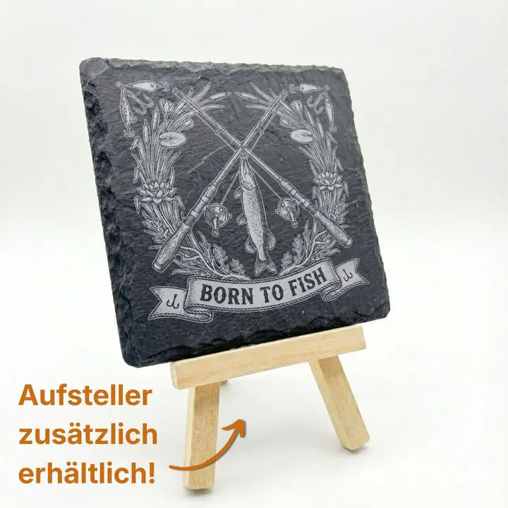 Gravierter Schieferuntersetzer Born to Fish mit Angelruten-Motiv auf Holzstaffelei mit Aufsteller-Hinweis