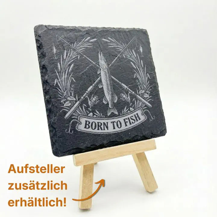 Schiefer Untersetzer mit Born to Fish Angelmotiv auf Holz-Staffelei mit Hinweis Aufsteller erhältlich