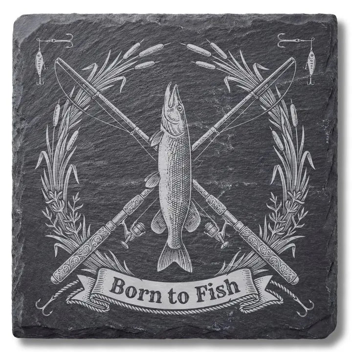 Schiefer Moment Untersetzer mit Born to Fish Angelmotiv in Vintage-Gravur auf weißem Hintergrund
