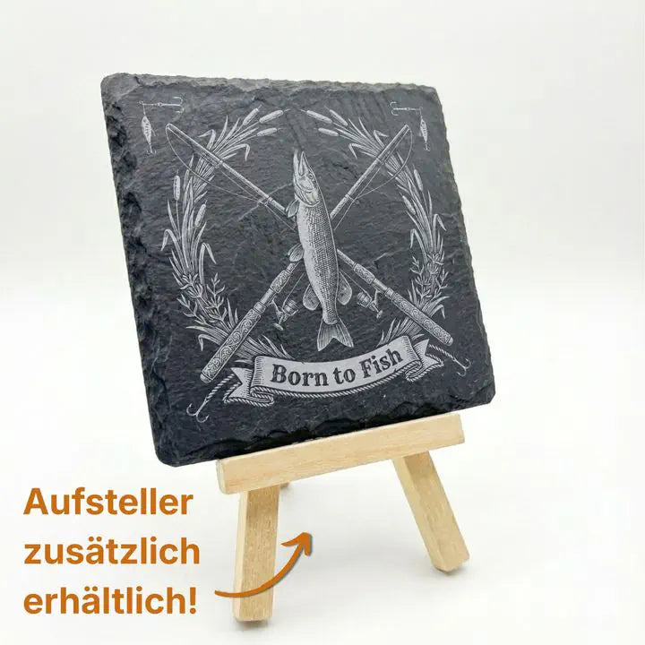 Schiefer Untersetzer mit Born to Fish Vintage-Gravur auf Holzstaffelei mit Hinweis Aufsteller erhältlich