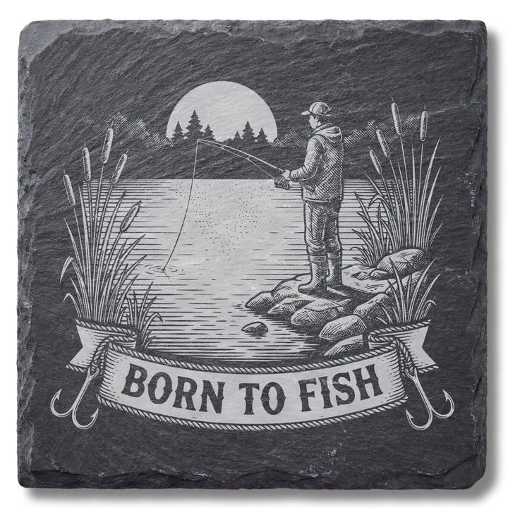 Schiefer Moment Untersetzer mit Born to Fish Angler-Gravur auf weißem Hintergrund freigestellt