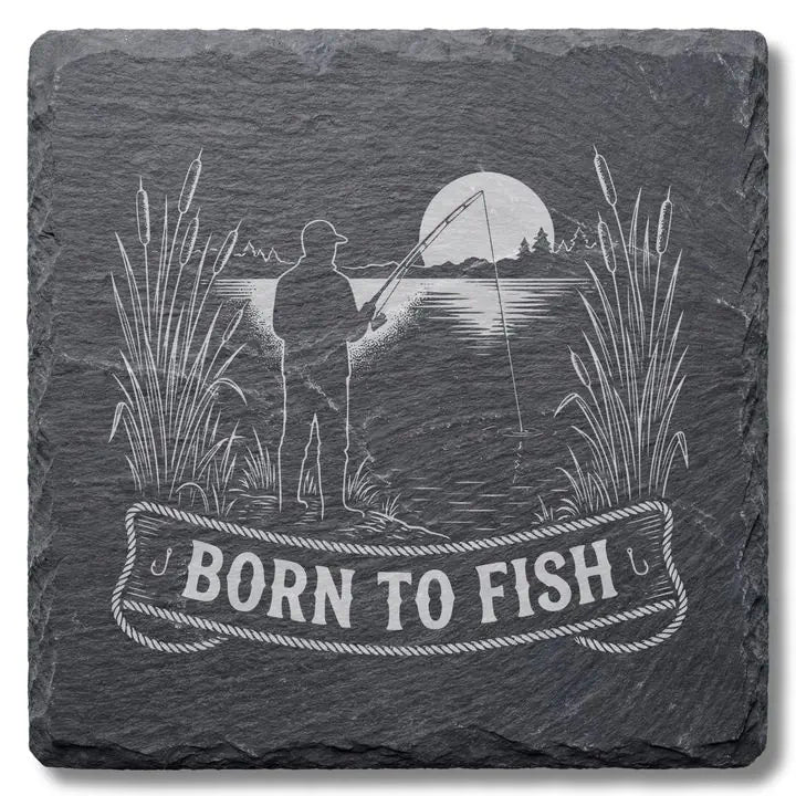 Schiefer Moment Untersetzer mit Born to Fish Angler-Gravur auf weißem Hintergrund freigestellt