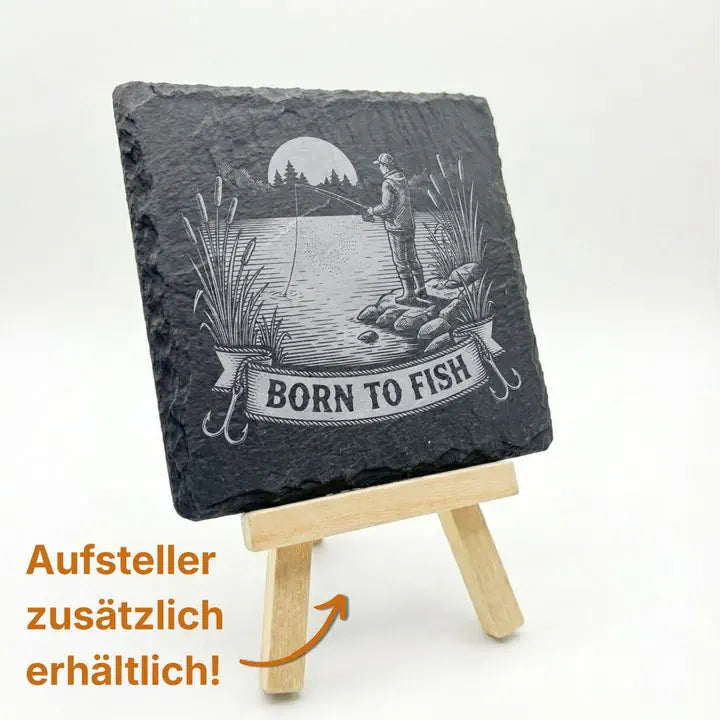 Gravierter Schieferuntersetzer mit Angler-Silhouette auf Holzstaffelei mit Hinweis auf Aufsteller