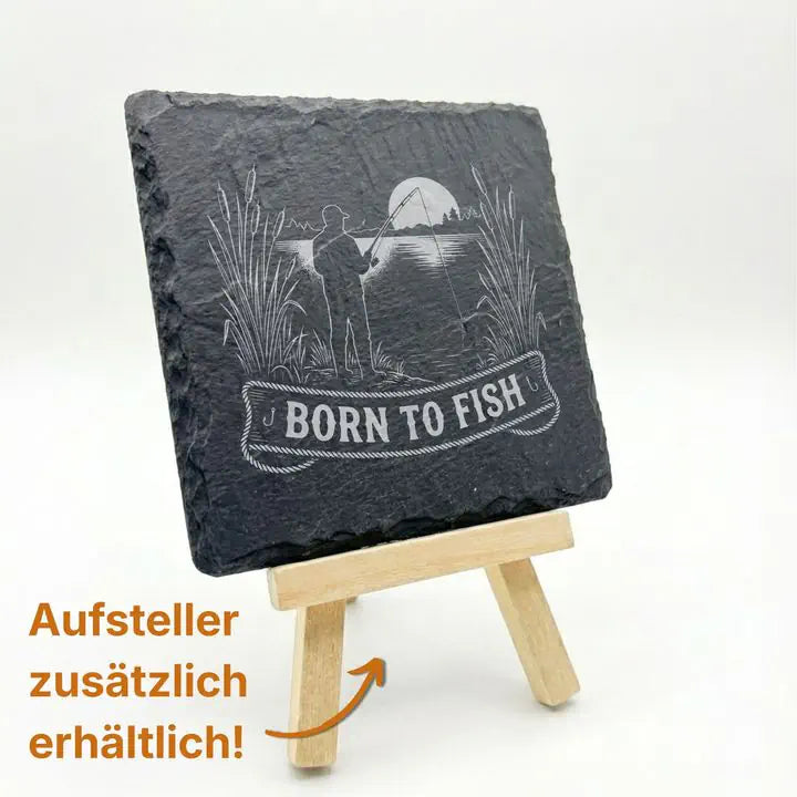Schieferuntersetzer mit Angler-Motiv auf Holzstaffelei mit Hinweis auf zusätzlichen Aufsteller