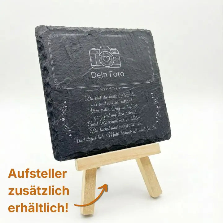 Schieferuntersetzer mit Muttertags-Gravur und Blumenranken auf Holzstaffelei mit Aufsteller-Hinweis