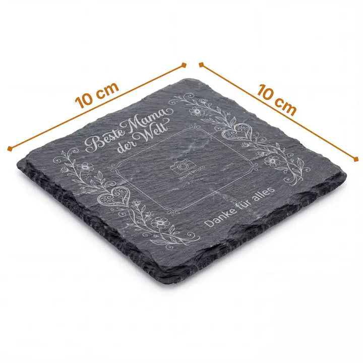 Schiefer Moment Untersetzer 10 x 10 cm mit eleganter Mama-Gravur und Massangaben auf weissem Hintergrund