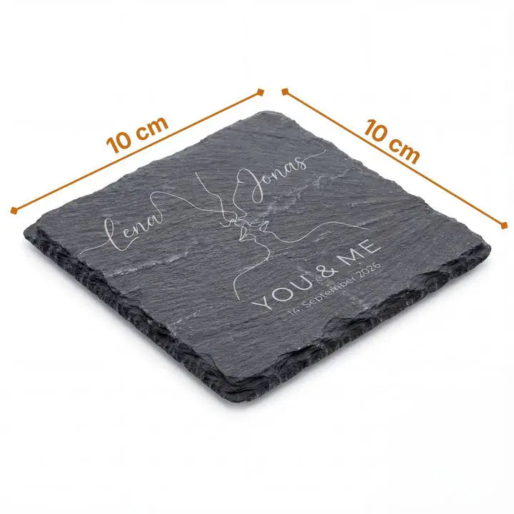 Schieferuntersetzer 10 x 10 cm mit minimalistischer Brautpaar-Gravur und Masslinie