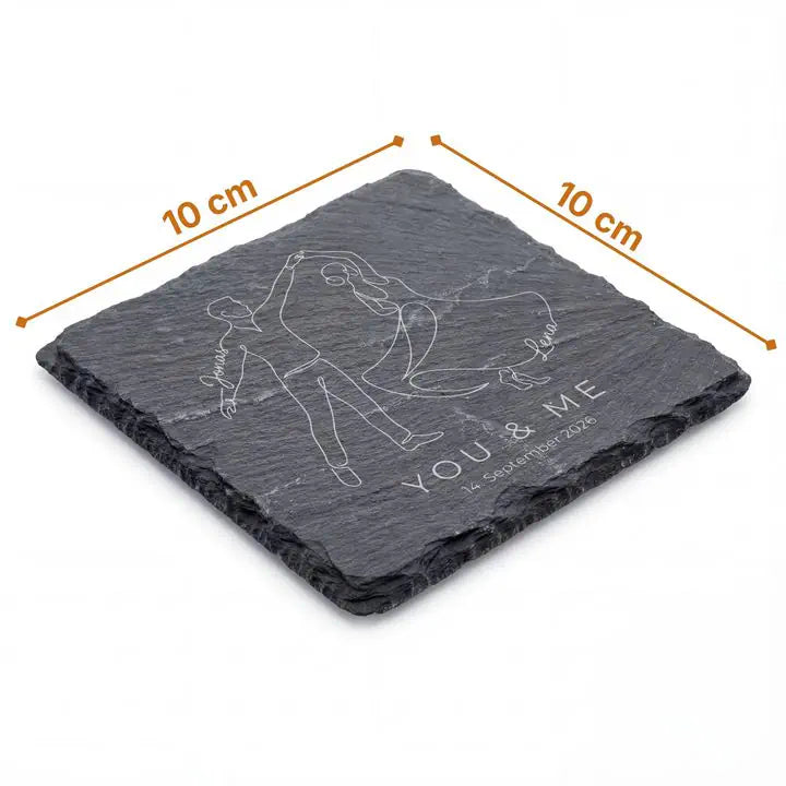 Quadratischer Schieferuntersetzer mit Brautpaar-Gravur und Massangabe 10 x 10 cm freigestellt