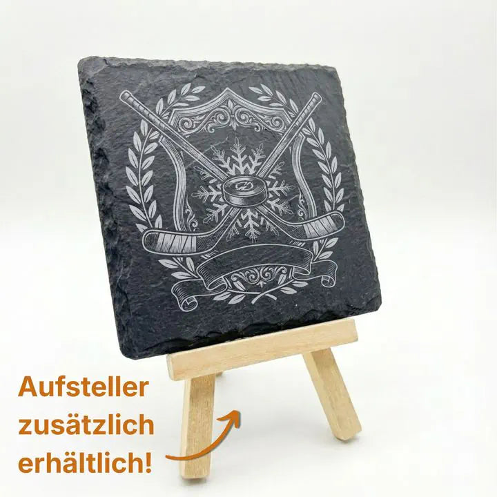 Schieferuntersetzer mit Eishockey-Wappen-Gravur auf Holzstaffelei mit Aufsteller-Hinweis