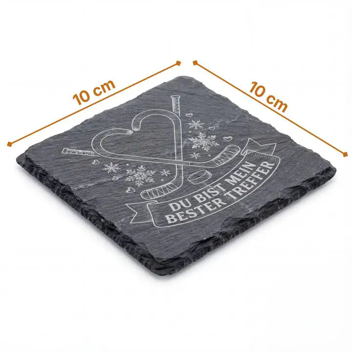 Schiefer Moment Untersetzer 10x10 cm mit Eishockeyschläger-Gravur und Maßangaben auf weißem Hintergrund