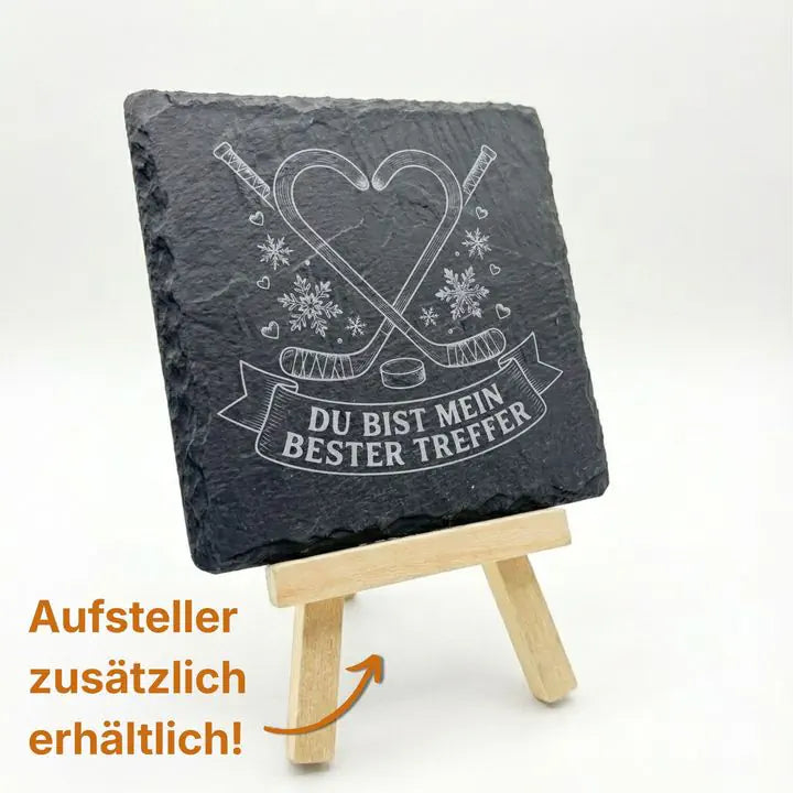 Gravierter Schiefer Untersetzer mit Eishockey-Liebes-Motiv auf dekorativer Holzstaffelei präsentiert