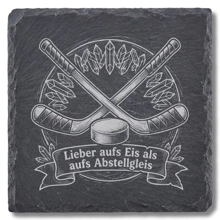 Schiefer Moment Untersetzer mit Eishockey-Gravur und Spruch auf weißem Hintergrund freigestellt