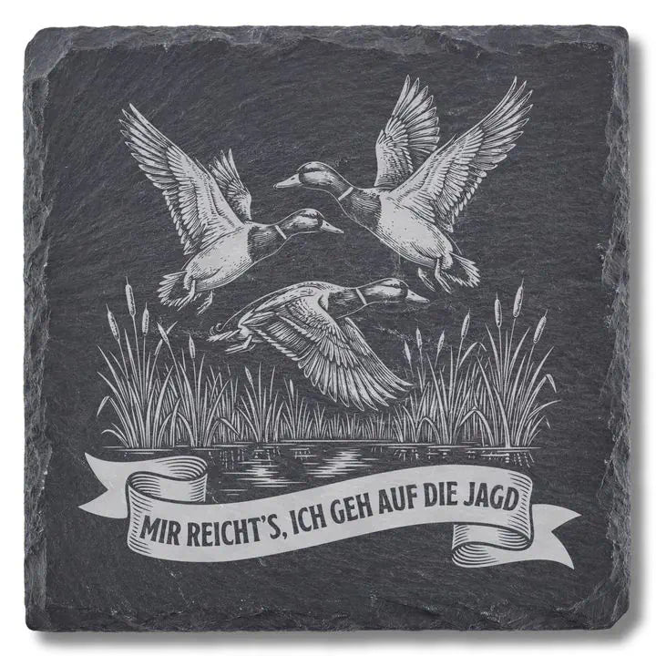 Schiefer Moment Untersetzer mit Entenjagd-Gravur und Spruch auf Naturschiefer, frontale Produktansicht
