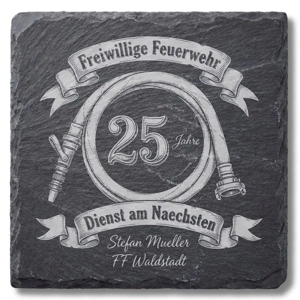 Schiefer Moment Untersetzer mit Feuerwehr-Jubilaeum 25 Jahre Gravur auf Schiefer freigestellt
