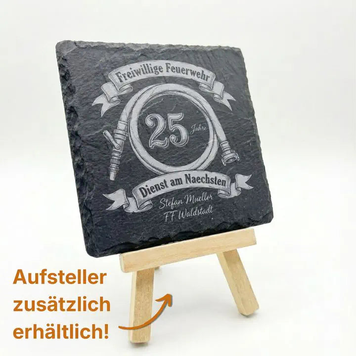 Schieferuntersetzer mit Feuerwehr-Jubilaeum Gravur auf Holzstaffelei mit optionalem Aufsteller