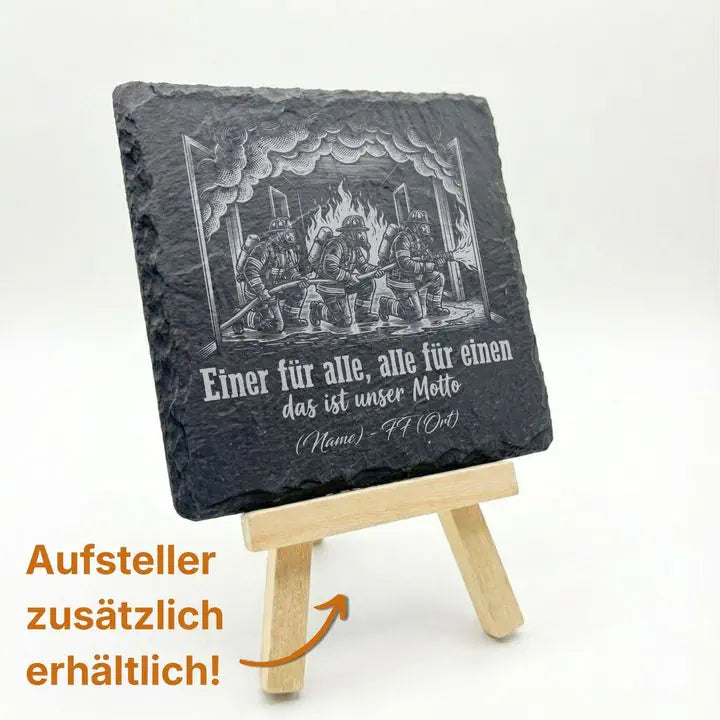 Schieferuntersetzer mit Feuerwehr-Motiv auf Holzstaffelei mit optionalem Aufsteller