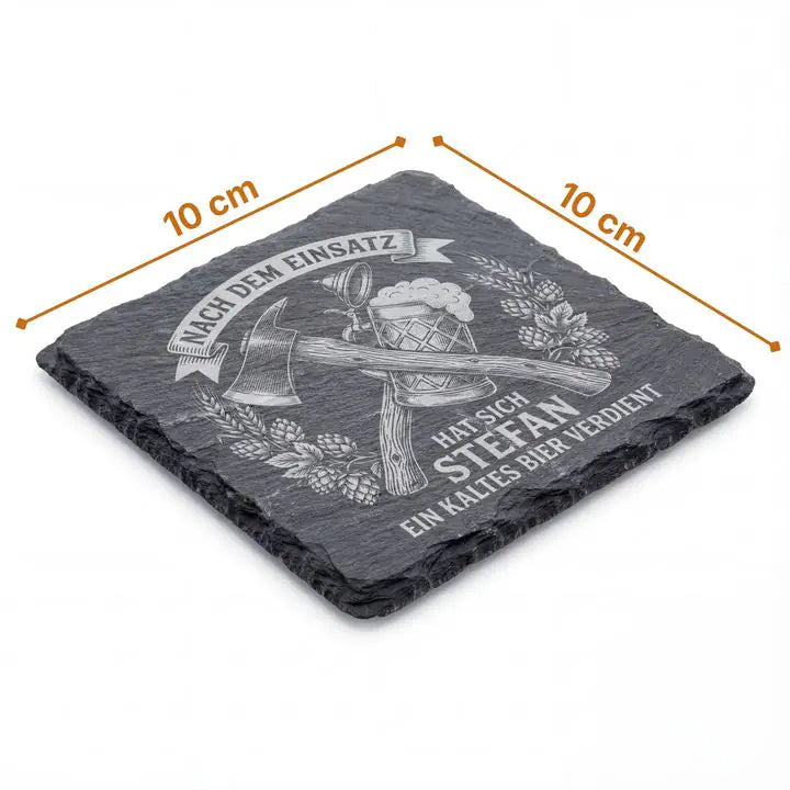 Schiefer Moment Untersetzer 10x10 cm mit Feuerwehr-Gravur und Masslinie auf weissem Hintergrund
