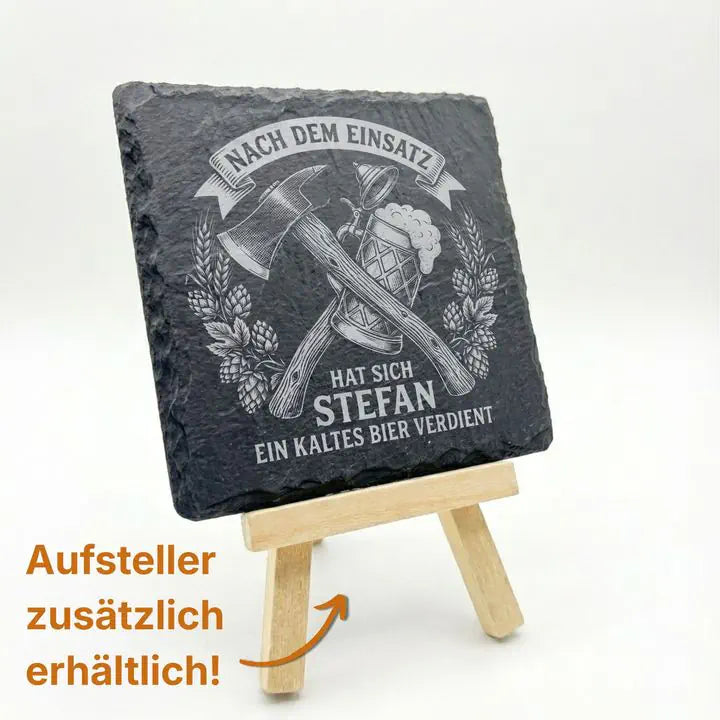 Schieferuntersetzer mit Axt-Bierkrug-Motiv auf Holzstaffelei mit Hinweis zum optionalen Aufsteller