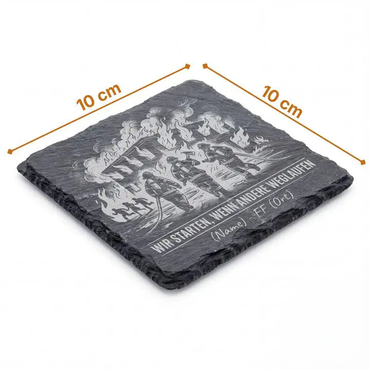 Schieferuntersetzer mit Feuerwehr-Gravur und Massbeschriftung 10 x 10 cm auf weissem Hintergrund