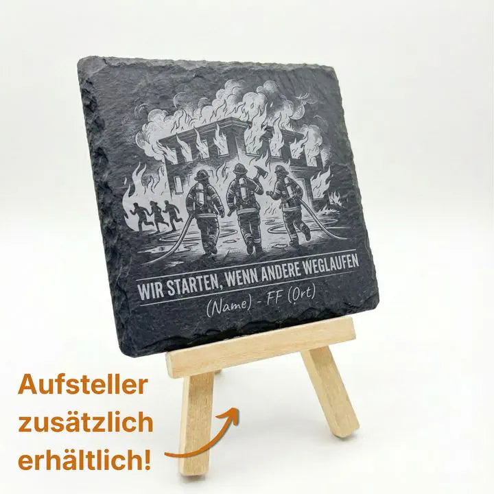 Schiefer Moment Feuerwehr-Untersetzer mit Spruchgravur auf Holzstaffelei mit Aufsteller-Hinweis