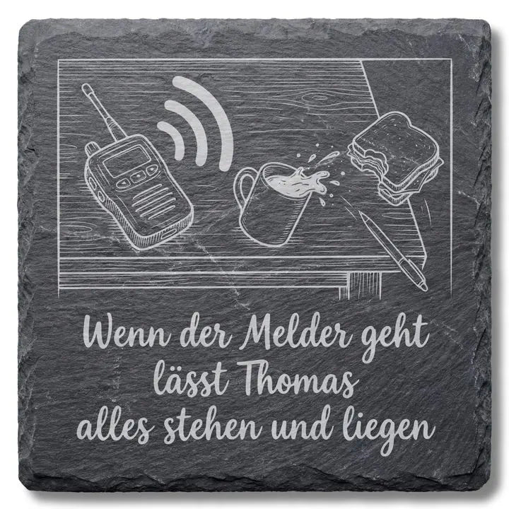 Schiefer Moment Untersetzer mit Feuerwehr-Funkmelder und Kaffee-Gravur freigestellt auf weissem Hintergrund