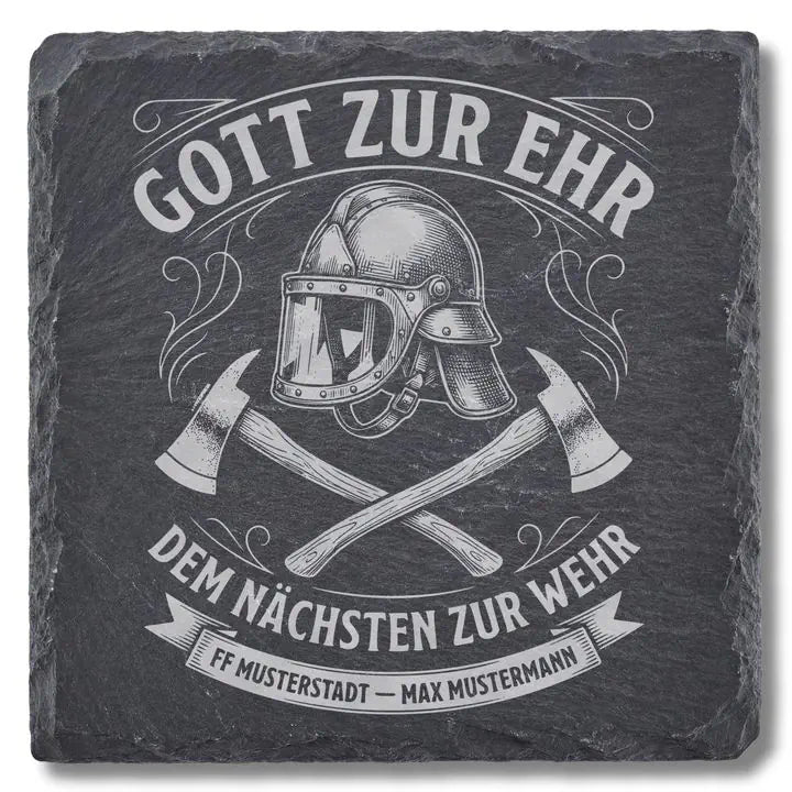 Schiefer Moment Untersetzer mit Feuerwehr-Gravur Helm und gekreuzte Aexte freigestellt auf weissem Hintergrund