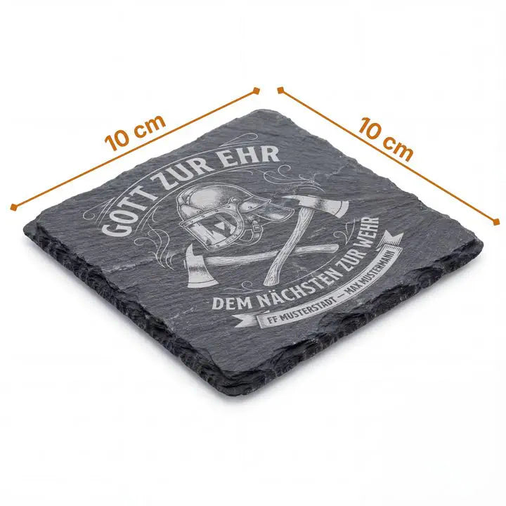 Schiefer Moment Untersetzer 10x10 cm mit Feuerwehr-Helm-Gravur und Massangaben auf weissem Hintergrund