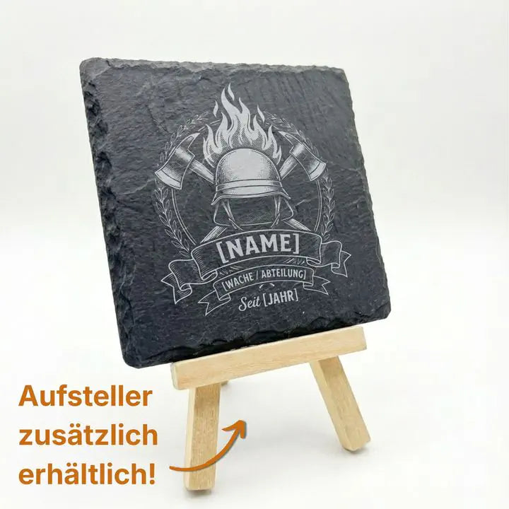 Gravierter Schiefer Untersetzer mit Feuerwehr-Heraldik auf Holzstaffelei mit optionalem Aufsteller