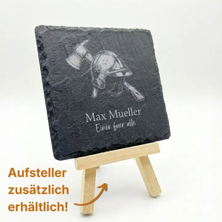 Schieferuntersetzer mit Feuerwehrhelm-Gravur auf Holzstaffelei mit optionalem Aufsteller