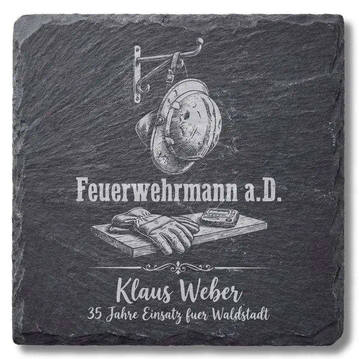 Schiefer Moment Untersetzer mit Feuerwehr-Gravur Helm und Funkmelder auf weissem Hintergrund freigestellt