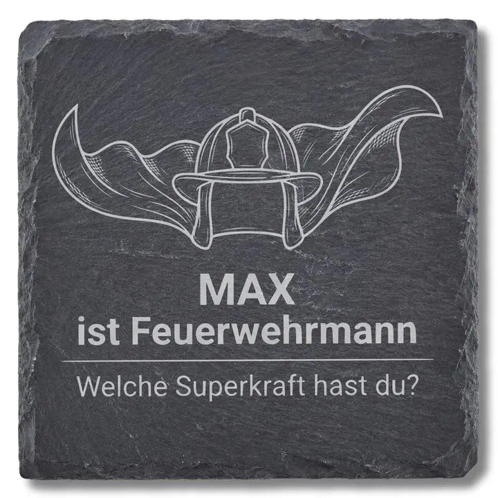 Schiefer Moment Untersetzer mit Feuerwehrhelm und Superhelden-Umhang Gravur auf weissem Hintergrund