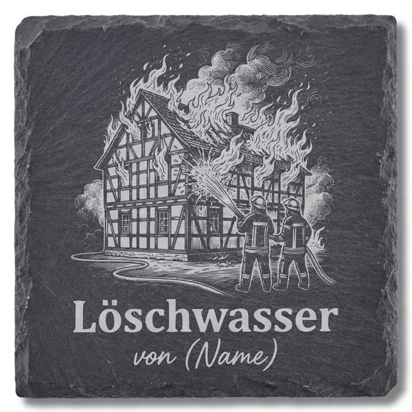 Schiefer Moment Untersetzer mit Feuerwehr-Gravur Loeschwasser-Motiv freigestellt auf weissem Hintergrund