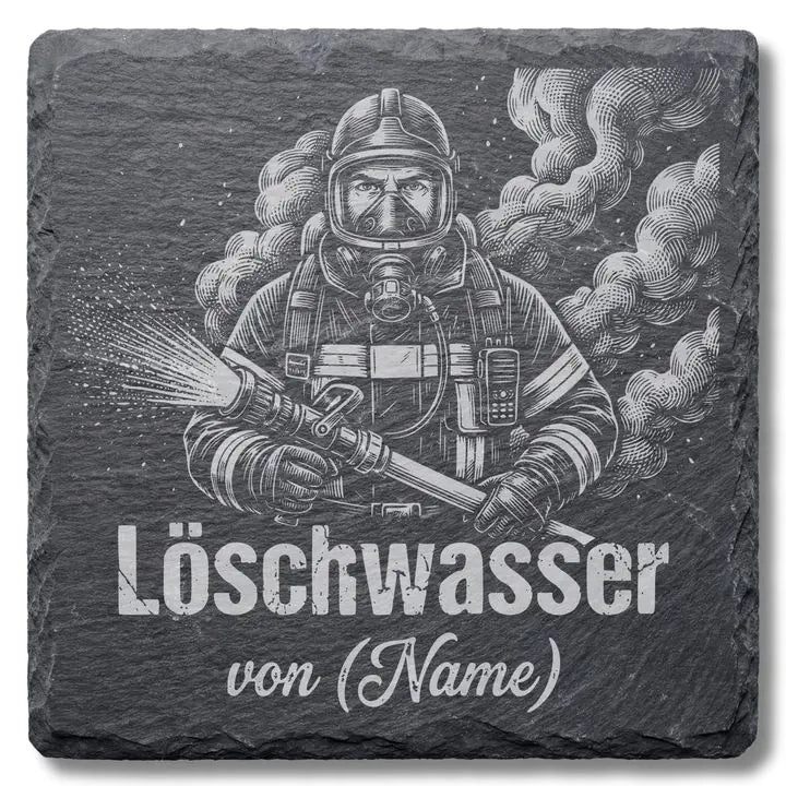 Schiefer Moment Untersetzer mit Feuerwehr-Gravur Atemschutz und Strahlrohr auf weissem Hintergrund